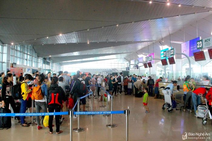 Hành khách làm thủ tục tại sân bay Vinh sau kỳ nghỉ lễ. Ảnh: Quang An