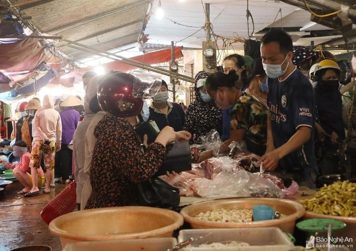 Sức mua các mặt hàng thực phẩm tại các chợ dân sinh trong dịp lễ tăng mạnh. Ảnh: Thanh Phúc