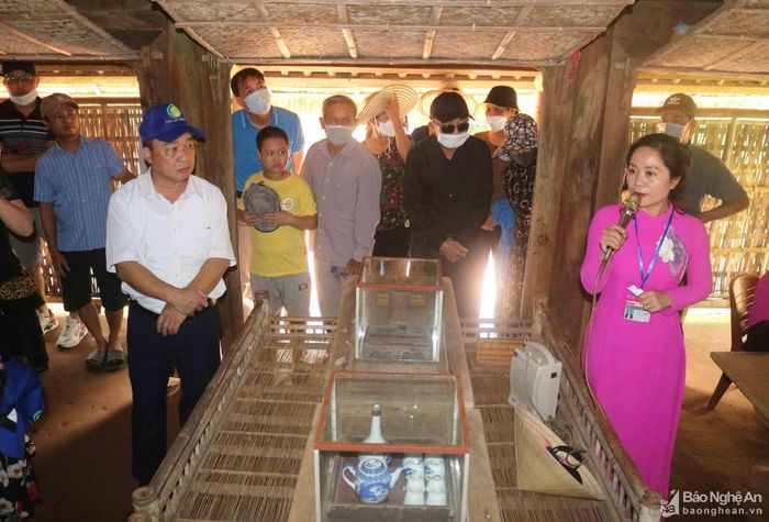 Thuyết minh viên kể chuyện về Bác Hồ cho du khách. Ảnh: Huy Thư