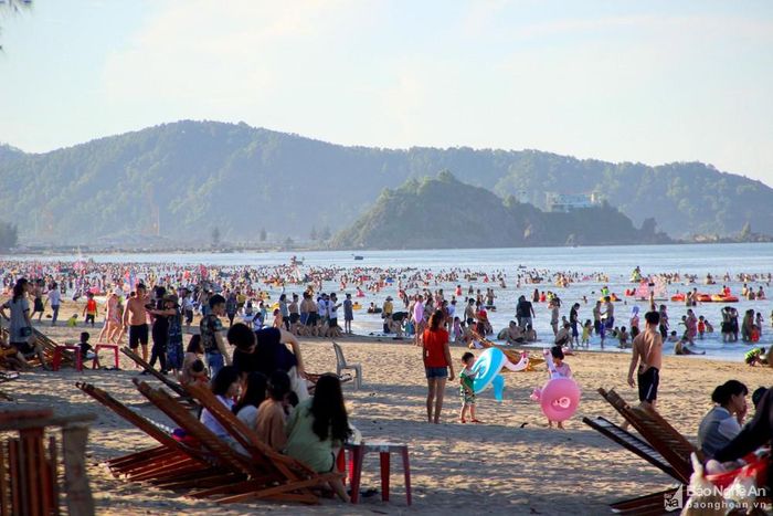 Hơn 2 du khách về phố biển Cửa Lò trong kỳ nghỉ lễ. Ảnh: Quang An
