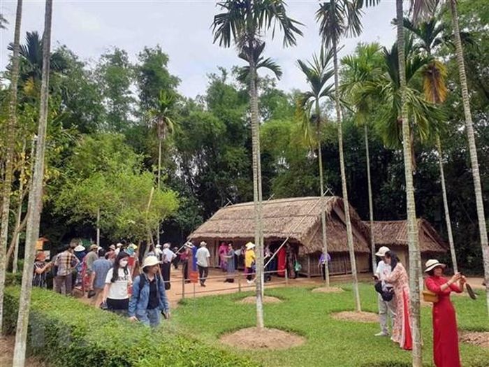 Du khách tham quan làng Hoàng Trù, quê Ngoại Chủ tịch Hồ Chí Minh. (Ảnh minh họa: Tá Chuyên/TTXVN)