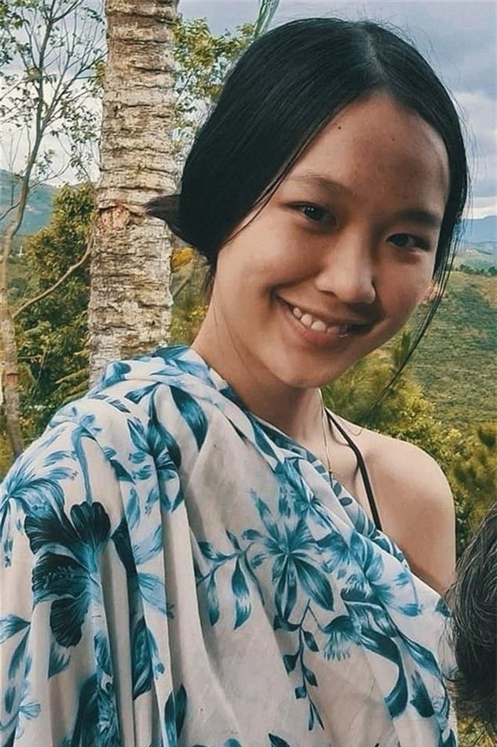 Bảo Ngọc viết: "Tôi hay đi phượt. Đường xa, bụi bặm, thời tiết nắng nóng nên trang điểm cỡ nào nhìn mặt một hồi cũng thấy ghê. Đó là lý do tôi thích và không ngại để mặt mộc. Tôi thấy như thế nào cũng đẹp. Trang điểm hay để mặt mộc đều có vẻ đẹp riêng".