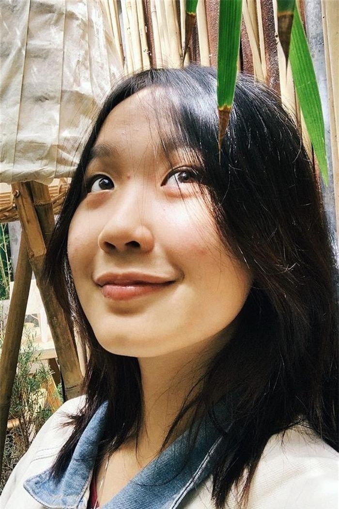 Trong những bức ảnh chụp gần, Bảo Ngọc để lộ khá nhiều mụn ở 2 bên má. Tuy vậy, cô không dùng photoshop hoặc filter để xóa khuyết điểm đi và vẫn tự tin với vẻ ngoài của mình.