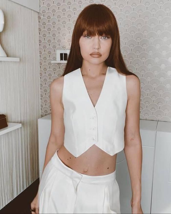 Gigi Hadid với mái tóc màu hạt dẻ suôn mềm tự nhiên