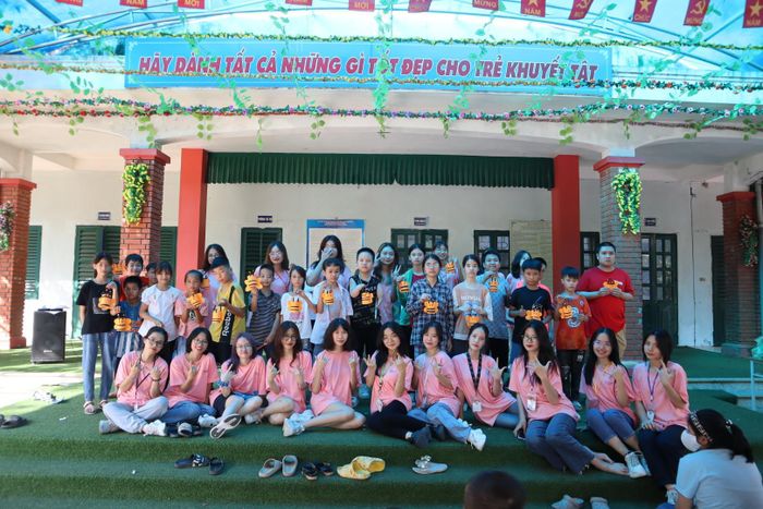 Ban Tổ chức chụp ảnh lưu niệm cùng các em