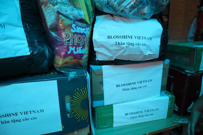 Blosshine Vietnam đã trao tặng Trường Nuôi dưỡng &amp; Giáo dục trẻ em tàn tật huyện Sóc Sơn nhiều phần quà gồm đồ dùng học tập, sách vở, bánh kẹo, quần áo và hơn 6.492.000 đồng tiền mặt. Đây là thành quả từ những hoạt động gây quỹ của dự án. Từ đó, Blosshine Vietnam mong muốn có thể thắp trong các em ngọn lửa của ước mơ, hoài bão và thêm tin yêu cuộc đời.