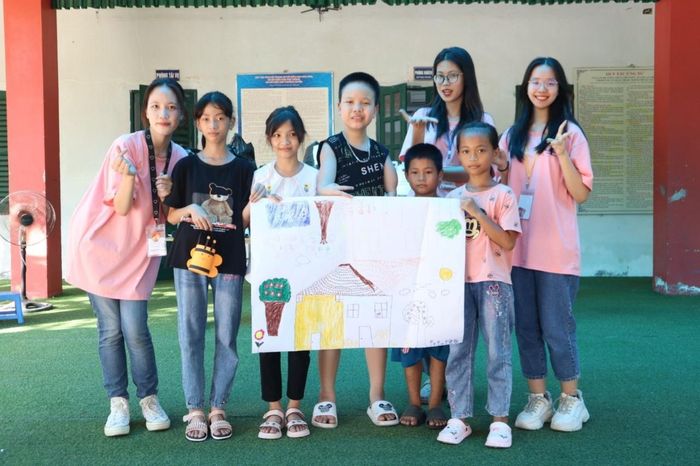 Những nét vẽ ngây ngô, hồn nhiên, những ý tưởng bình dị dần được hiện lên trên trang giấy sau 30 phút miệt mài điểm tô