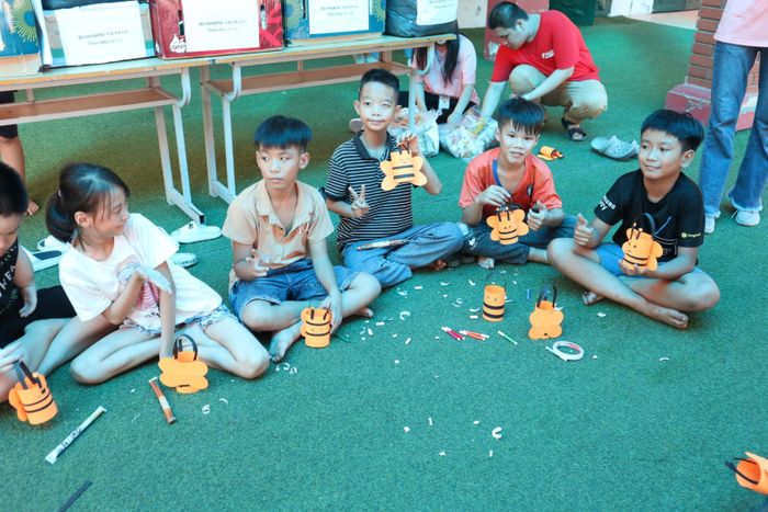 Các em được tự tay làm đèn lồng hình chú ong. Những chiếc đèn lồng ngộ nghĩnh thành công là sự nỗ lực rất lớn của các em với khả năng tập trung và bắt chước nhanh.