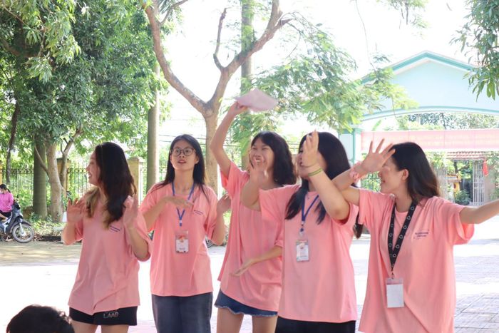 Các thành viên Blosshine Vietnam cổ vũ nhiệt tình màn nhảy "Baby shark" vui nhộn