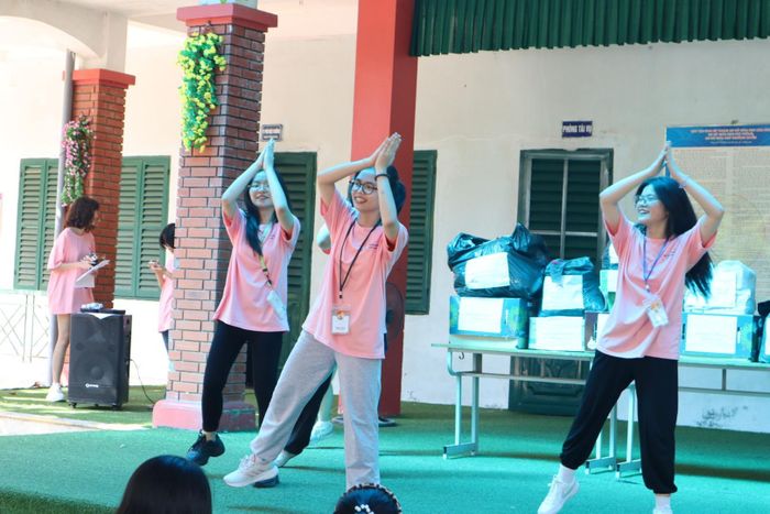 Mở đầu là tiết mục nhảy "Baby shark" vô cùng vui nhộn đã khuấy động bầu không khí của chương trình
