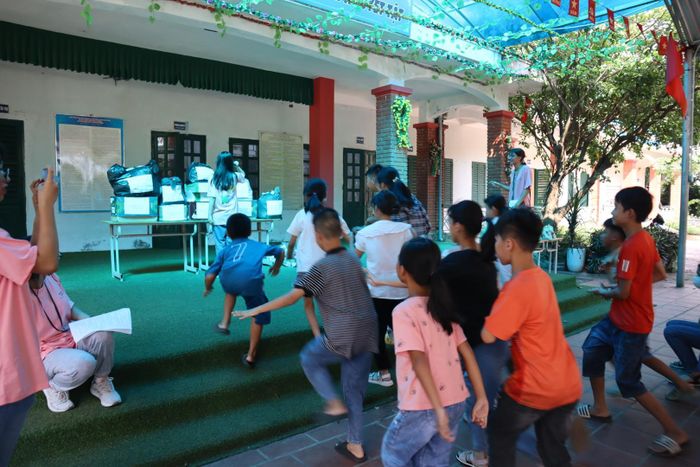Các em nhỏ háo hức với chương trình tổ chức
