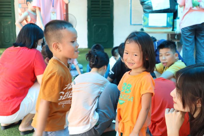 Nụ cười và ánh mắt hồn nhiên của các em nhỏ khi được hòa mình trong bầu không khí vui tươi của ngày hội