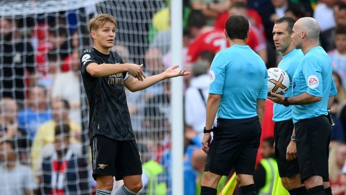 Martin Odegaard phân trần với trọng tài về tình huống anh bị thổi phạt khi phạm lỗi với Eriksen. Ảnh: Reuters.