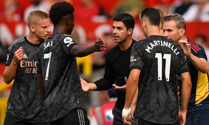 Arteta trao đổi với các học trò trên sân Old Trafford sau trận thua ở vòng 6 Ngoại hạng Anh. Ảnh: Reuters.