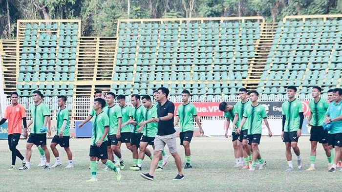 Thầy trò HLV Nguyễn Việt Thắng đang khổ sở vì tài chính ở Cần Thơ. Ảnh: CFC