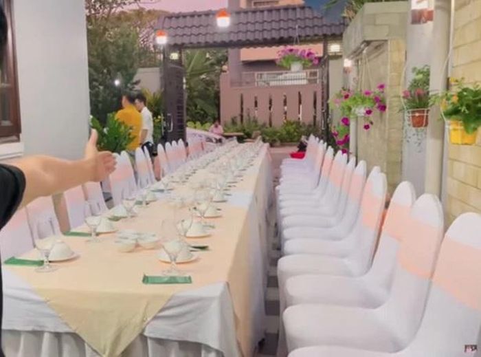 Nam diễn viên dùng trọn vẹn tầng 1 cho phòng khách, và nhà bếp. Khoảng sân nhỏ phía sau nhà với sức chứa khoảng 40 người dùng để tiệc tùng với bạn bè. Ảnh chụp màn hình