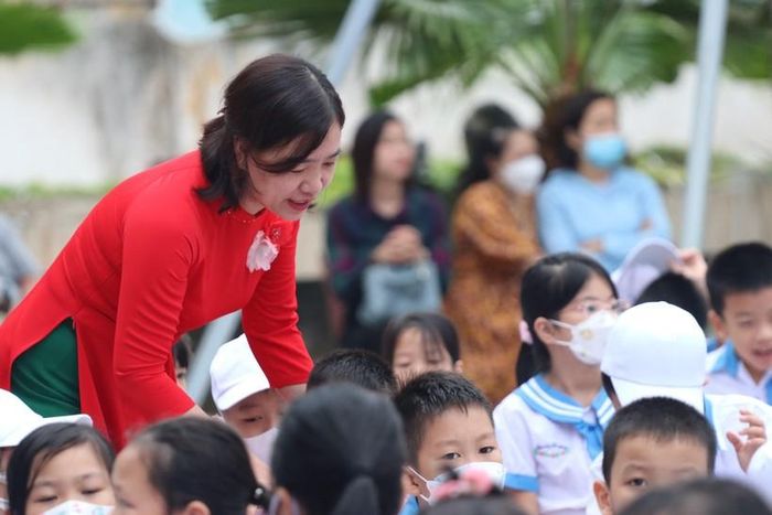 Cô giáo trường tiểu học dặn dò các em học sinh mới bước vào lớp 1 còn bỡ ngỡ.