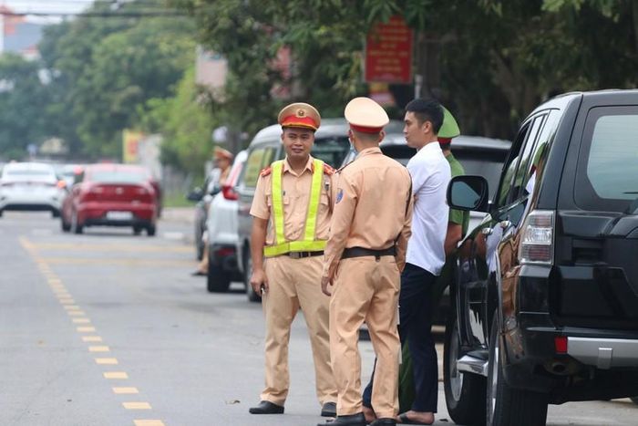 Lực lượng an ninh cũng đảm bảo cho giao thông trật tự để các điểm trường diễn ra Lễ khai giảng thuận lợi.