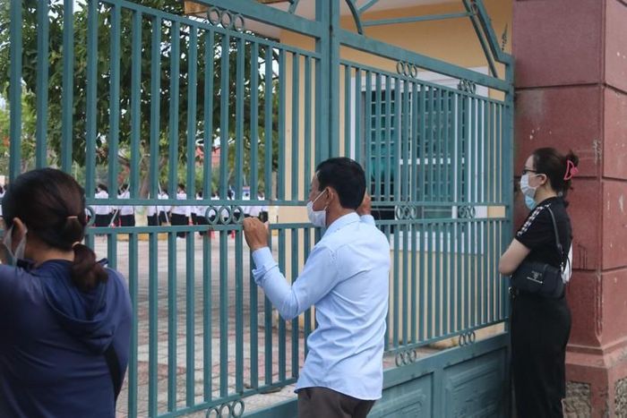 Anh Lê Ánh Dương (TP Hà Tĩnh) cho biết, sau 2 năm bị ảnh hưởng bởi dịch bệnh, năm nay anh mới được đưa con tới trường đón Lễ khai giảng. Cảm xúc của anh cũng bâng khuâng như chính ngày tựu trường của mình cách đây hàng chục năm.