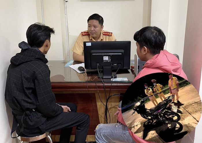 Hai thanh niên làm việc với tổ công tác.
