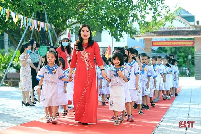 Mẹ vẫn luôn cảm thấy hồi hộp khi nghĩ đến khoảnh khắc các con đứng dưới cờ, tham gia lễ khai giảng. Ảnh Thúy Ngọc