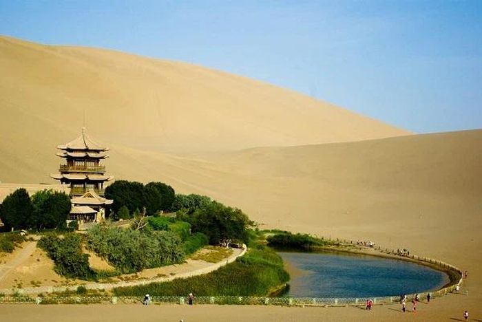 Nguyệt Nha Tuyền có 218m chiều dài và 54m chiều rộng, mực nước hồ đã giảm gần 8m trong 3 thập kỷ qua.