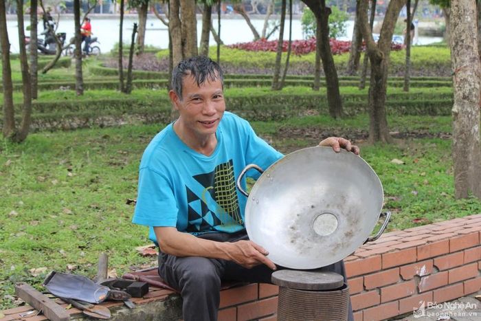Công việc giản dị, niềm vui giản dị của một "nghệ nhân" vá nồi vỉa hè. Ảnh: Diệp Thanh.