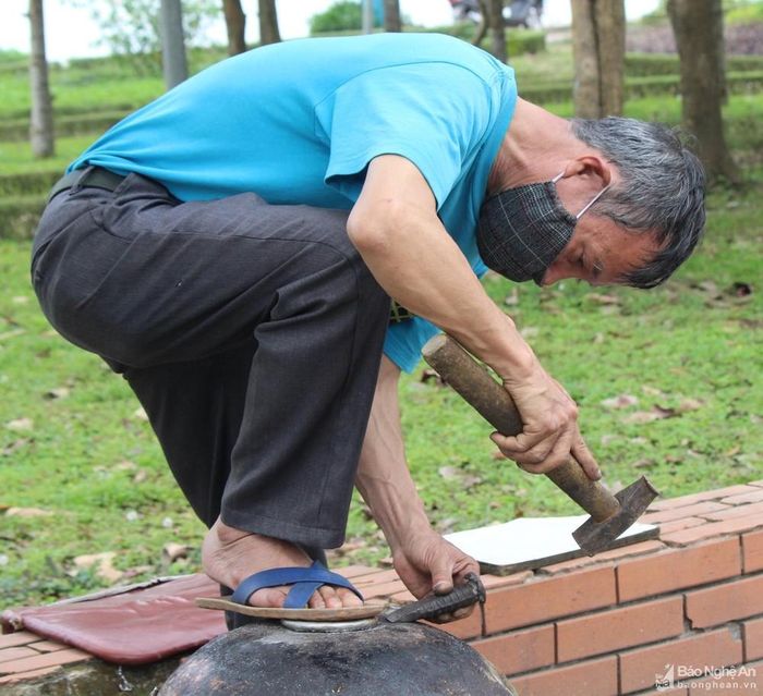 Ông Hùng khớp miếng vá lên chỗ thủng của chảo. Ảnh: Diệp Thanh.