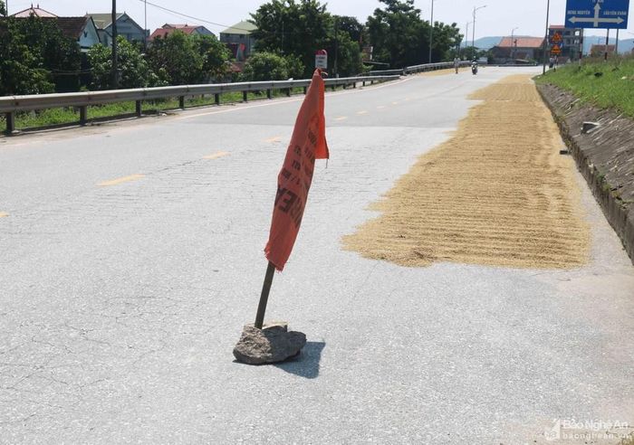 Đặt vật cản nằm ngang có lẽ quá thấp, nên người dân còn dựng "cọc tiêu" đứng làm vật cảnh giới trên đường. Ảnh: Huy Thư
