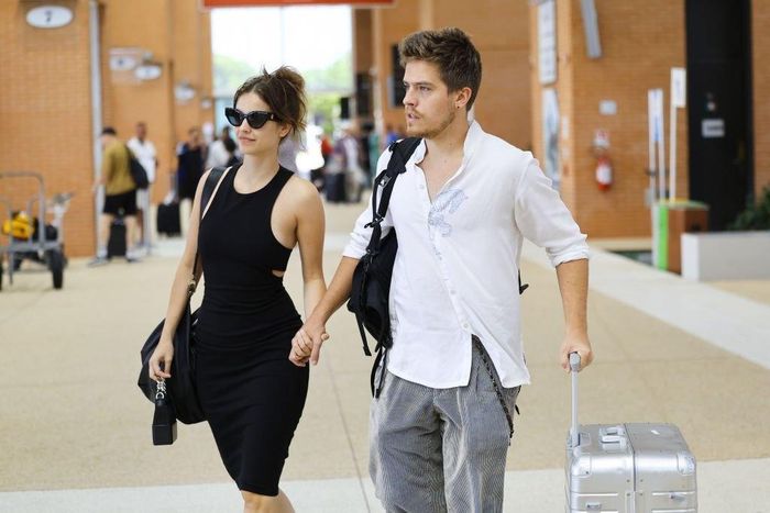  Barbara Palvin và Dylan Sprouse thu hút sự chú ý với khoảnh khắc tình tứ ở sân bay. Cặp sao diện trang phục đơn giản. Mẫu váy bó khoe vóc dáng của nữ người mẫu. Trong khi đó, Dylan chọn trang phục tạo cảm giác thoải mái, theo phong cách trẻ trung. Ảnh: Photopix. 