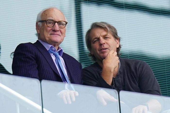 Ông Boehly (phải) đã không hài lòng với HLV Tuchel từ giai đoạn chuyển nhượng mùa Hè 2022