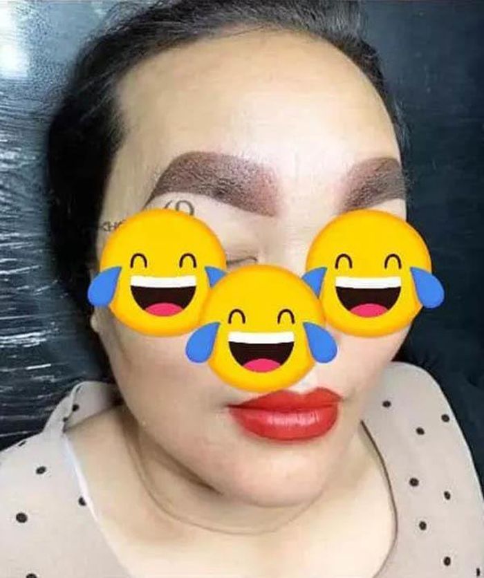 Nipapron đã tìm đến 3 địa chỉ khác nhau để xóa hình xăm nhưng chúng cũng chỉ mờ đi ít nhiều chứ không hề biến mất.