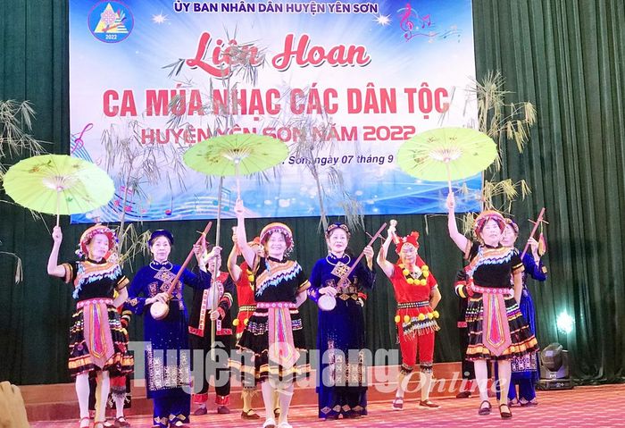 Tiết mục hát múa Bài ca đại đoàn kết của đội văn nghệ xã Đội Bình (Yên Sơn).
