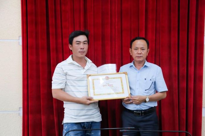 UBND Quận 8 tổ chức khen thưởng đột xuất anh Hồ Thanh Sang (bên trái) dũng cảm cứu người nhảy cầu.