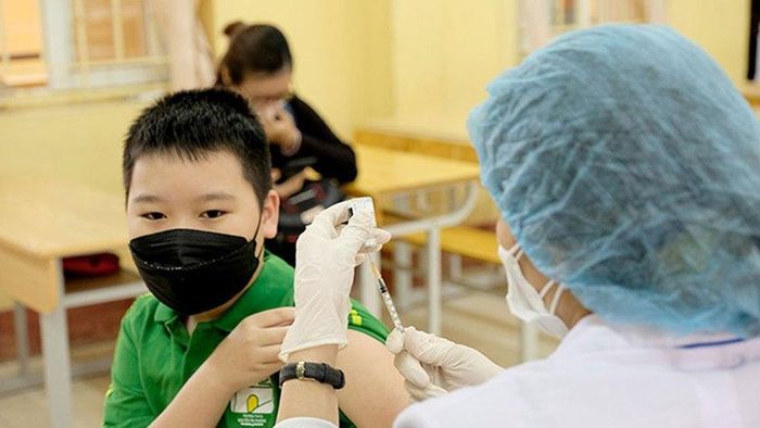 Cần đẩy nhanh tiến độ tiêm vaccine phòng COVID-19 cho trẻ từ 5 đến 12 tuổi. Ảnh: IT