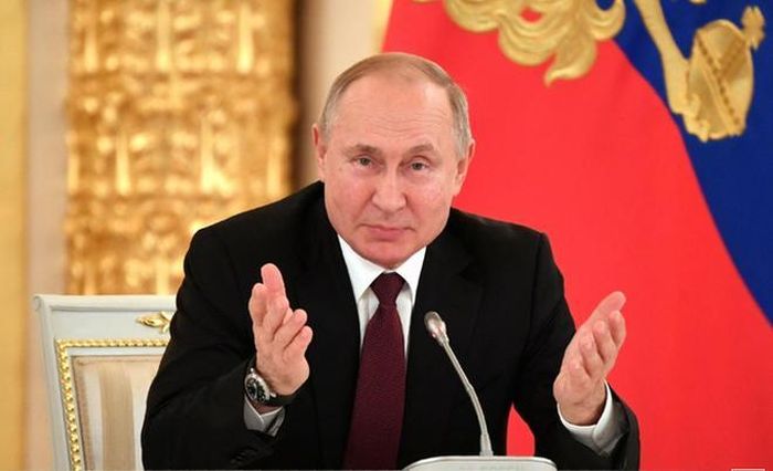 "Tôi chắc chắn sẽ tham vấn về vấn đề này với Tổng thống Thổ Nhĩ Kỳ Erdogan. Nga sẽ tiếp tục làm việc trong khuôn khổ thỏa thuận để đảm bảo đạt được các mục tiêu", ông Putin cho biết.