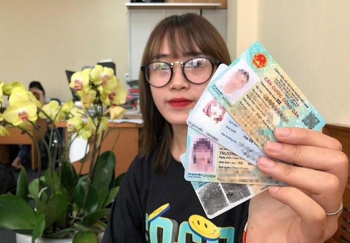 Người dân có thể sử dụng thẻ CCCD gắn chip để thay thế cho sổ hộ khẩu. Ảnh: TUYẾN PHAN