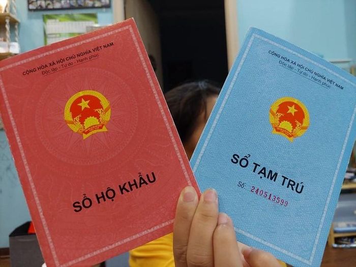 Bắt đầu từ 1-1-2023, sổ hộ khẩu giấy, sổ tạm trú giấy sẽ chính thức bị “khai tử”. Ảnh: TUYẾN PHAN