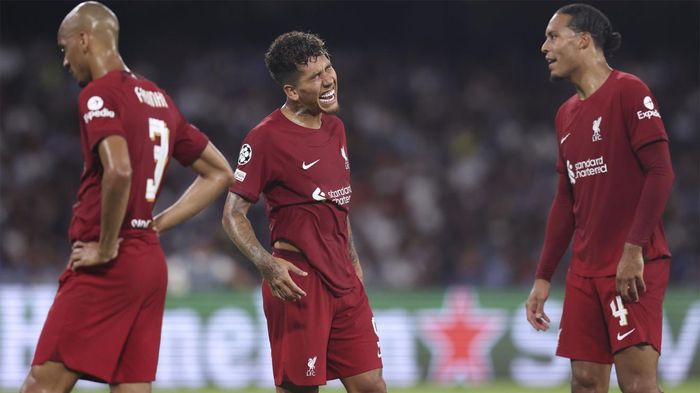 Carragher gọi thứ bóng đá của Liverpool là "tự sát"