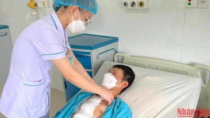 Hiện, bệnh nhân đã qua cơn nguy kịch.