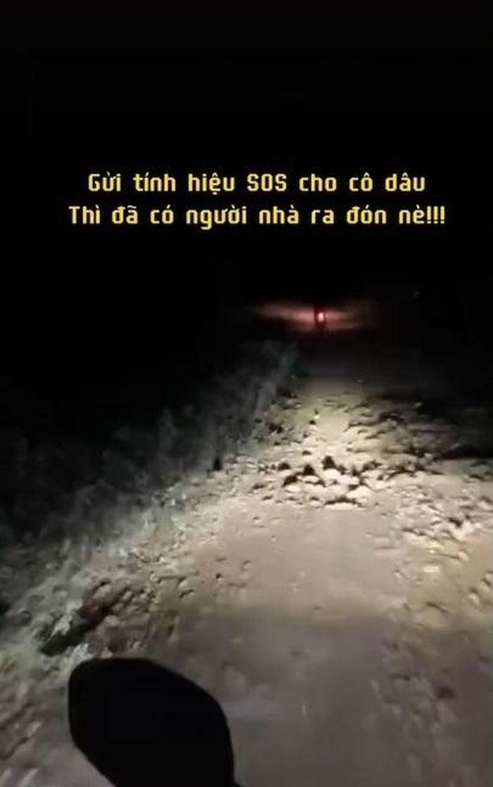 Tuy nhiên, đi mãi chẳng thấy nhà cô dâu đâu, xung quanh chỉ toàn núi rừng hoang vu hẻo lánh khiến người thợ trang điểm lạnh cả sống lưng.
