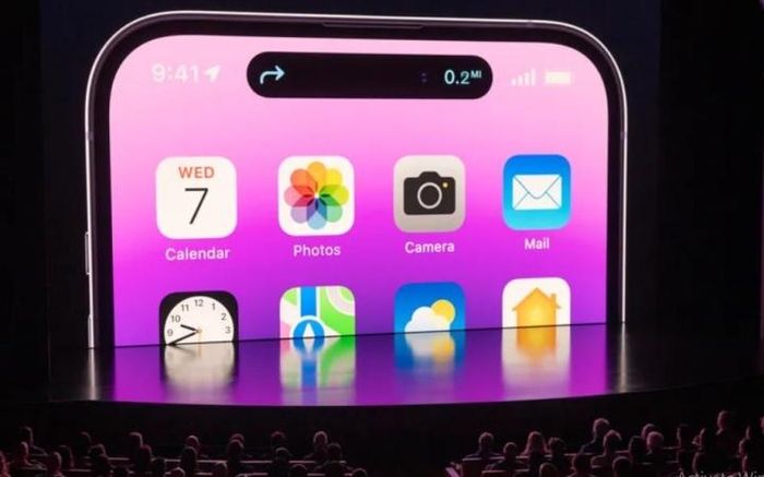 Apple thiết kế lại các thông báo, trạng thái trực tiếp khi xuất hiện từ hai bên của vùng khuyết trên màn hình. Khi thực hiện cuộc gọi, điều hướng, nghe nhạc, phần khuyết dạng viên thuốc tự động kéo dài, tạo sự liền mạch và được hãng gọi là Dynamic Island.