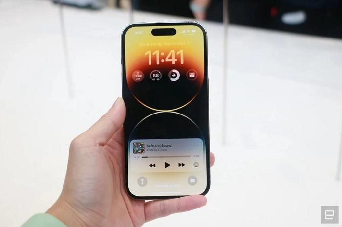 Riêng hai chiếc iPhone 14 Pro/Pro Max nhận được nâng cấp lớn ở mặt trước. Điểm nhấn ấn tượng nhất trên bộ đôi sản phẩm đó là phần “tai thỏ” đã biến mất. (Ảnh: Engadget).