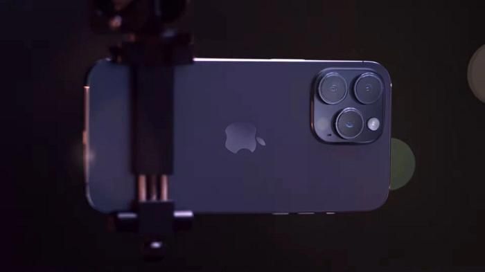 Apple gọi màu tím mới của iPhone 14 Pro/ Pro Max là Deep Purple với hướng thiên về tông tối và đậm. Khác với sắc tím từng xuất hiện trên iPhone XR, màu mới của iPhone 14 Pro được hoàn thiện trên bề mặt nhám và trông sang trọng hơn .