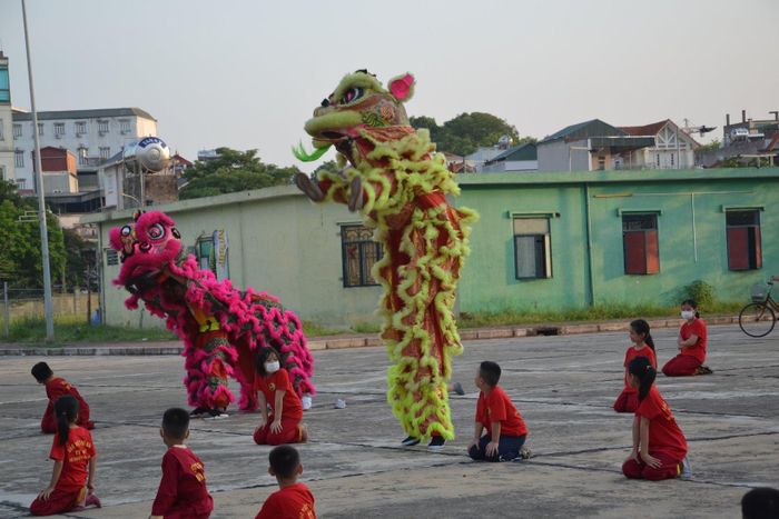  Mở đầu buổi tập duyệt là màn múa lân kết hợp với biểu diễn võ thuật hoàn toàn do các em học sinh thực hiện. Các bạn nhỏ được xếp thành 3 hàng biểu diễn các thế võ ở giữa sân khấu. Cũng lúc này, trong tiếng trống dồn dập, các “ông lân” xuất hiện, chạy vào giữa hàng đung đưa, vờn, đùa các võ sinh.