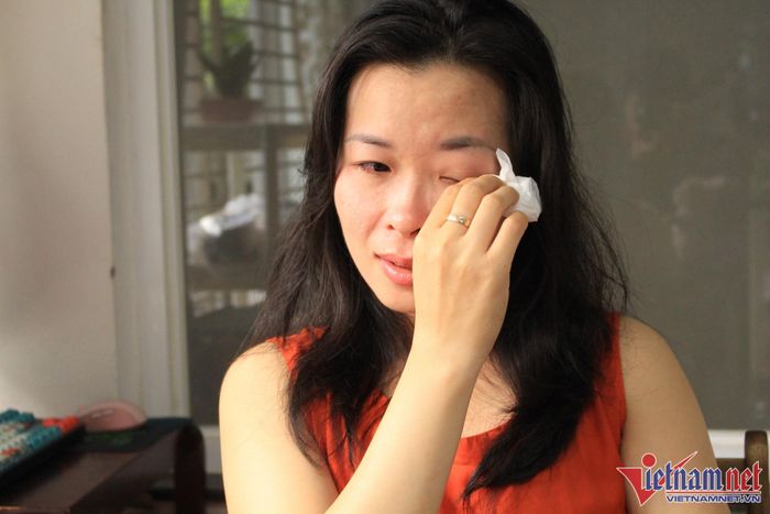 Chị Chi khóc khi kể lại những câu chuyện cảm động xoay quanh con thú nhồi bông của khách hàng. (Ảnh: Ngọc Lài).