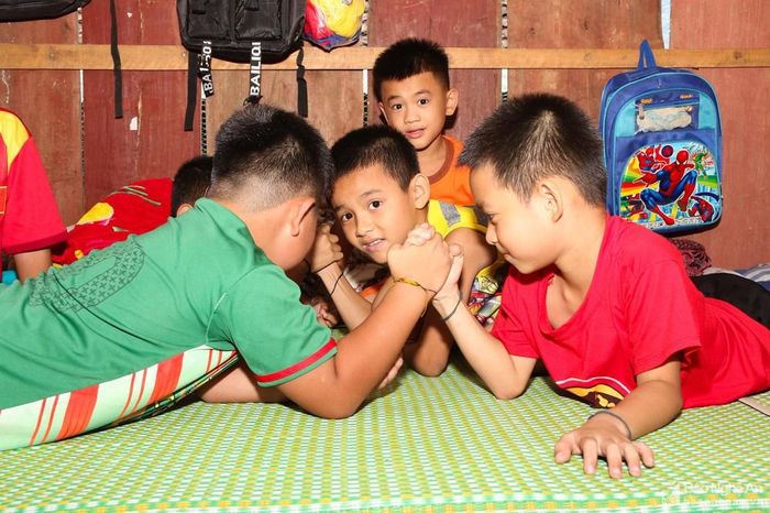 Phải sống xa bố mẹ nhưng bù lại các em học sinh có thêm những quãng thời gian vui đùa bên bạn bè. Đặc biệt, các em đã tự tạo cho mình một cuộc sống tự lập. Ảnh: Đình Tuân