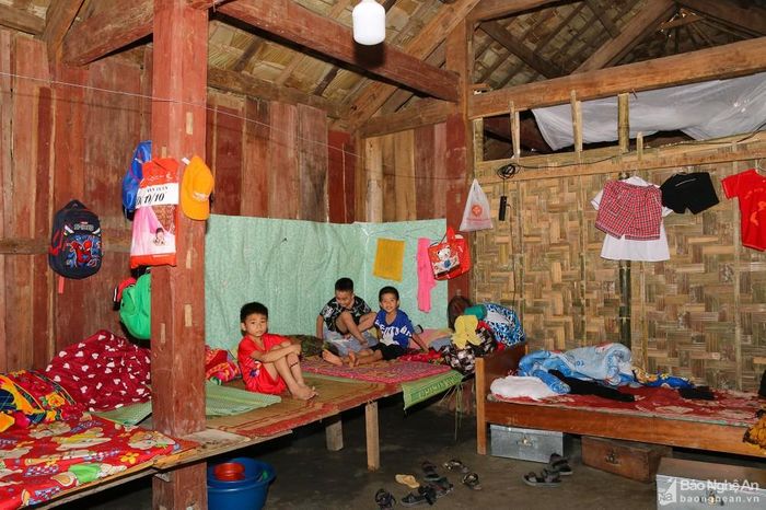 Những đứa trẻ mới 8 đến 10 tuổi, là con em đồng bào dân tộc Mông, Khơ mú, Thái ở các bản xa trung tâm xã như Lưu Thông, Xoóng Con, Lưu Phong, bản Pủng... thuộc xã Lưu Kiền (Tương Dương) sớm phải xa gia đình, sống cuộc sống tự lập. Ảnh: Đình Tuân