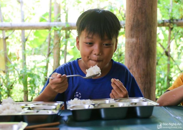  Em Vừ Bá Mệnh (dân tộc Mông) hồn nhiên chia sẻ: “Xuống trường học, em được thầy cô nấu cho các món ăn rất ngon. Em rất thích!”. Ảnh: Đình Tuân