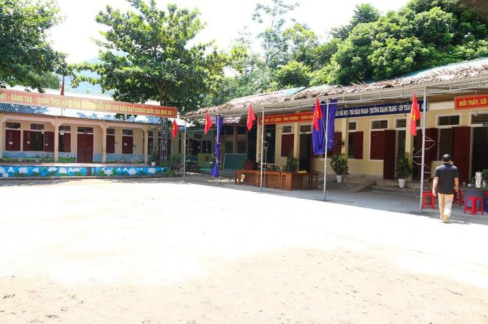 Trao đổi với thầy Nguyễn Đình Hùng - Hiệu trưởng Trường Tiểu học Lưu Kiền, được biết trường đang gặp nhiều khó khăn vì cơ sở vật chất chưa đảm bảo, không chỉ thiếu phòng học, mà nhà ăn, nhà ở cho học sinh cũng chưa có. "Trước khi bước vào năm học mới, nhà trường đã vận động phụ huynh góp tranh, nứa, mét và ngày công dựng ngôi nhà bán trú tạm cho học sinh ở. Hiện nay có 128 em học sinh ở bán trú, nhưng nhà bán trú chỉ có 10 gian, nên rất chật chội. Nhà trường rất mong các cấp có thẩm quyền sớm công nhận trường bán trú để nhà trường có nguồn đầu tư xây dựng cơ sở vật chất, mua sắm trang thiết bị nhằm đáp ứng nhu cầu cho việc dạy và học được tốt hơn” - thầy Hùng bày tỏ. Trong ảnh: Toàn cảnh Trường Tiểu học Lưu Kiền (Tương Dương). Ảnh: Đình Tuân